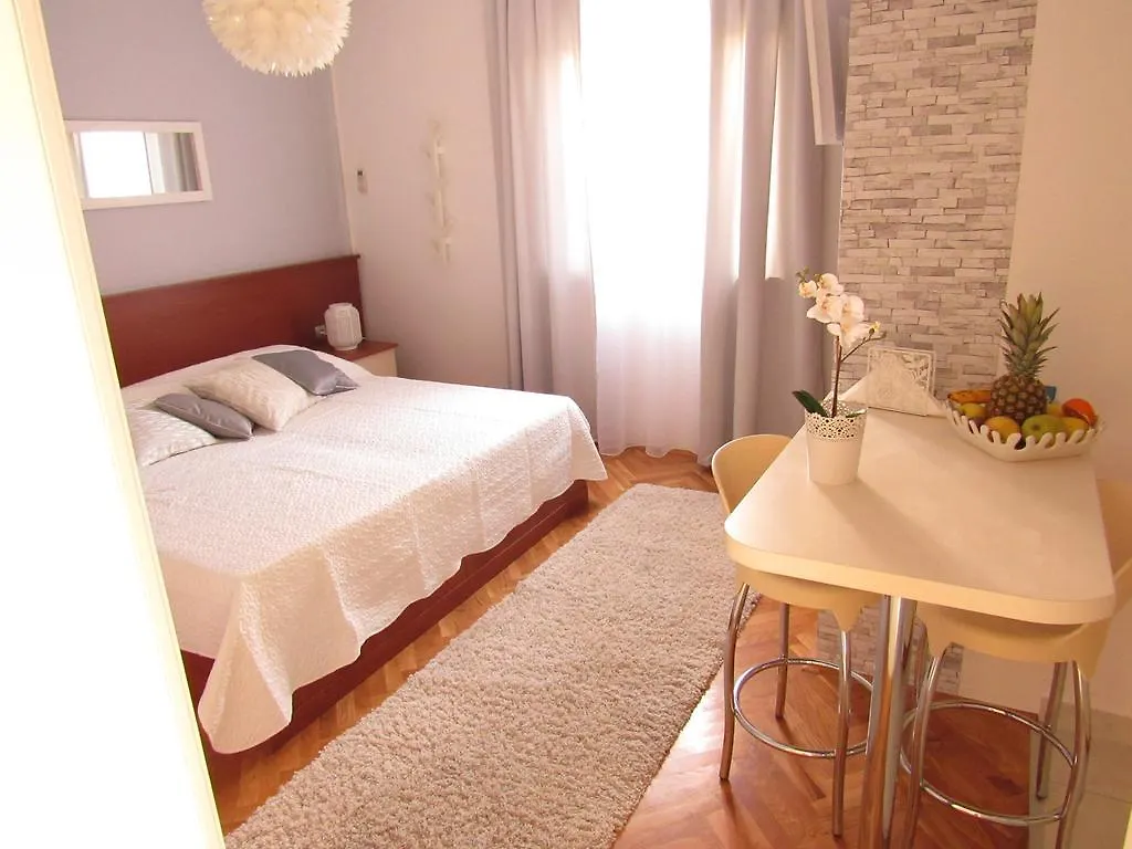Apartments Roko Kaštela 0*,